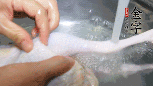 土雞處理干凈。（如果買不到土雞，一般的雞也是可以的，不過需要汆水。溫水下鍋汆燙7分鐘左右，汆燙時需要適時翻動。汆燙雞肉是為了去掉生腥味，也是一次徹底清潔的過程，可以使燉出的湯清爽而不渾濁，鮮香而無異味）