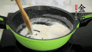 【月餅餡】3．把面粉放入干凈的炒鍋，小火加熱不斷翻炒，至呈微黃色熟透。在腌漬好的火腿丁中加熟面粉，拌勻后，加黃油拌勻揉搓成12個小球，放冰箱冷藏備用。