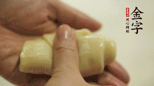 【包月餅】1．面劑兩頭向中間捏緊， 把光滑一面向下，按扁后搟成圓形面皮。餡料放在面皮中心，把餡料包緊，捏緊收口。