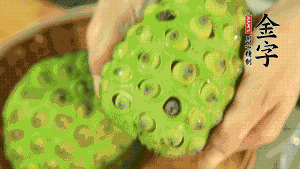 從蓮蓬中取出新鮮蓮子，剝?nèi)ネ鈿ず螅傩⌒膭內(nèi)グ咨∧?。（剝掉白色薄膜的蓮子口感上?huì)更嫩，入口更顯清甜）