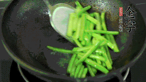 鍋中倒油，油溫7成熱時(shí)，放入四季豆煸炒至變色，然后放入香腸均勻翻炒，加少許清水燜煮1分鐘。