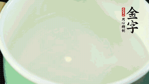 鍋中盛涼水，放入汆燙好的鴿子、火腿片、生姜片。