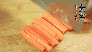 洋蔥、青椒、胡蘿卜切成粒備用。