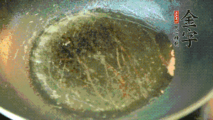 熱油起鍋，依次放入胡蘿卜粒、青椒粒、洋蔥粒煸炒均勻。