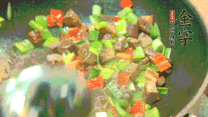 熱油起鍋，依次加入青椒塊、牛肉、大蒜煸炒均勻。