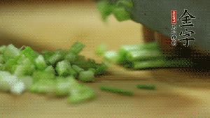小蔥切成蔥花。