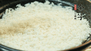 浸泡后的大米加入2湯匙生抽、1湯匙老抽調(diào)味。