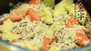 加入切好的胡蘿卜塊和南瓜塊、鹵牛肉塊攪拌均勻。放入電飯煲，按“煮飯模式”。