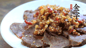 最后把醬汁淋到牛肉上即可，撒上芝麻、香菜。也可以把牛肉和醬汁攪拌均勻，讓牛肉與醬汁更加入味。