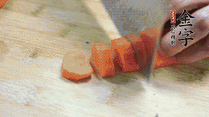 食材洗凈后，胡蘿卜切成塊，鮮香菇切成十字花刀備用。