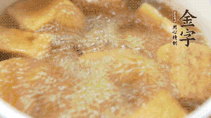 另起一個湯鍋，倒入適量清水，加入炸好的豆腐塊。待水沸騰后，加入臘肉，用生抽、料酒、火腿高湯調(diào)味。燉煮至臘肉熟透，加辣椒圈增加點辣味。（調(diào)料可以根據(jù)個人口味適當調(diào)整，火腿高湯能夠讓湯汁更加層次豐富。）