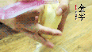 將食材洗凈，茄子、土豆切滾刀塊。