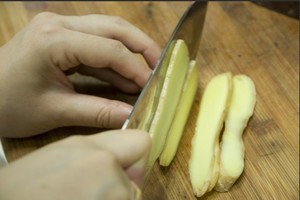 火腿切片，生姜切片。