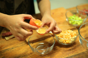 雞蛋蛋白和蛋黃分開，把蛋黃打散。