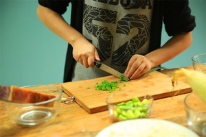 當(dāng)然，如果你愛吃蔥，可以切點(diǎn)蔥花加入。