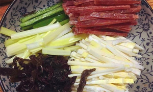 黑木耳泡發(fā)，黑木耳、韭黃、雷筍、青椒切成絲。