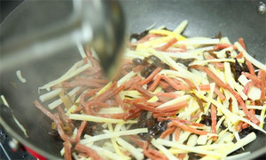 起油鍋，蒜茸煸香，倒入所有食材，加料酒翻炒至熟即可。