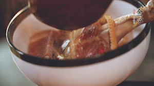 筍干提前冷水浸泡3小時(shí)，浸泡后將筍干撕成條狀。