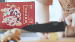 將處理好的老鴨放入冷水鍋中，丟入姜片，冷水煮沸去腥。