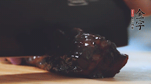 金字風味醬肉切小塊。