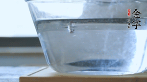 紅豆提前浸泡備用。