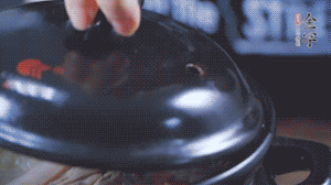 大火煮沸后，小火慢燉1～1.5個(gè)小時(shí)。