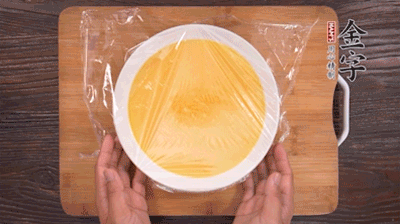 去除雞蛋液浮沫后，沸水上鍋蒸6分鐘。