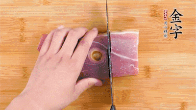 金字火腿切片，老豆腐切成塊，海鮮菇洗凈。