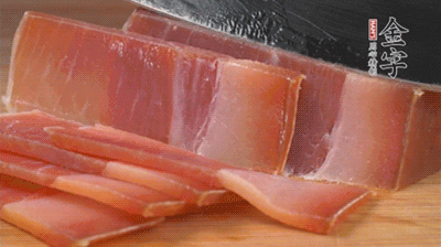 金字火腿切片，溫水浸泡5分鐘。