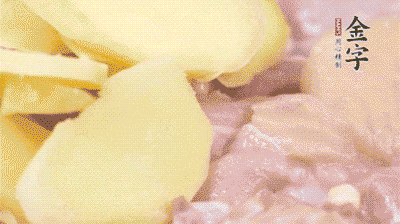 雞肉剁塊，用料酒、蔥、姜、鹽、糖拌均腌制20分鐘。