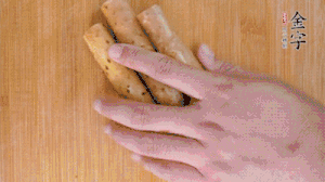 山藥去皮切斜刀塊，毛豆去外殼去膜，姜切片。