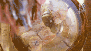 鍋中依次放姜片、排骨、火腿，加料酒、清水煮開轉(zhuǎn)小火煮30分鐘。