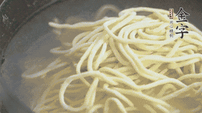 面條煮熟過涼水備用。