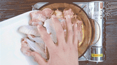 加料酒、蔥姜焯水2分鐘，清洗備用。