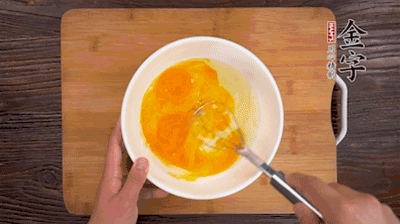 雞蛋加鹽、料酒打散后，加1.5倍溫水?dāng)嚢杈鶆颉?>
					</div>
					<span>步驟 2/5</span>
					<p>雞蛋加鹽、料酒打散后，加1.5倍溫水?dāng)嚢杈鶆颉?/p>
				</li><li>
					<div   id=