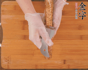 山藥去皮切滾刀塊，熱水汆燙30秒，撈出冷水浸泡。