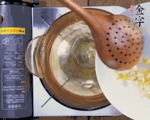 春筍丁焯水，1分鐘后加火腿丁一同汆燙1分鐘。