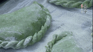 【制作】2.蒸架上墊浸濕的屜布，再放上清明果，大火蒸10~15分鐘，完成，出鍋啦！