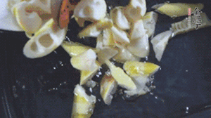 將淡咸肉、春筍、五花肉一起放入鍋中。