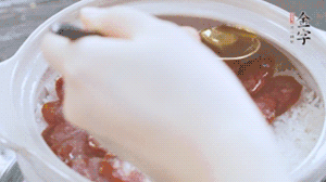 沿鍋邊倒一圈食用油蓋蓋，繼續(xù)小火燜8分鐘。