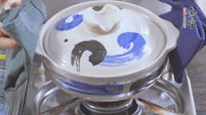 每隔30s將鍋傾斜一側(cè)。（受熱更均勻，鍋巴更噴香）