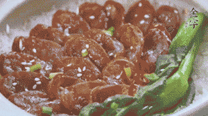 燜好后放入小青菜，均勻淋上醬汁，撒上蔥花或芝麻即可。