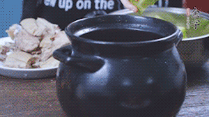 另起砂鍋，依次放入蘿卜、羊肉、火腿蹄片，加料酒、清水沒(méi)過(guò)食材。