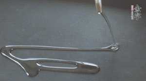 鍋中加少許油，爆香蔥姜蒜、香料 ，喜歡麻的也可以加點(diǎn)花椒！接著放入郫縣豆瓣醬煸炒出紅油。