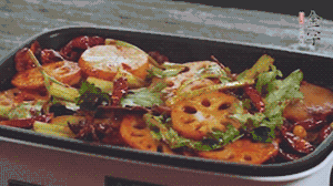 加入金字麻辣香腸，翻炒5分鐘左右。再加入之前準(zhǔn)備好的蔬菜，翻炒均勻，最后放入蝦。