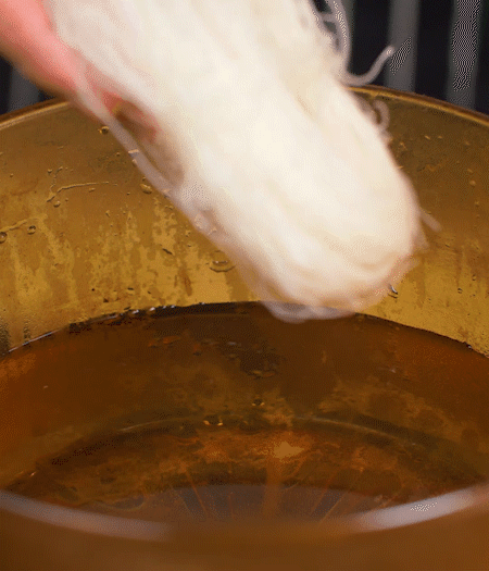 咸肉剁成咸肉糜，加入蔥姜末、香油攪拌均勻。