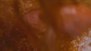 依次加入配方中的調(diào)味料調(diào)味，倒適量清水煮一下。