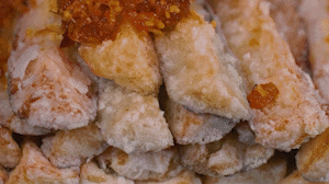 茄子撈出后放入雞精和XO醬拌均勻。
