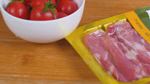 洋蔥、土豆切丁塊，火腿切小片，小番茄對(duì)半切開。