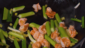 加入煎好的蝦仁，XO醬，以適量鹽、糖進(jìn)行調(diào)味翻炒。